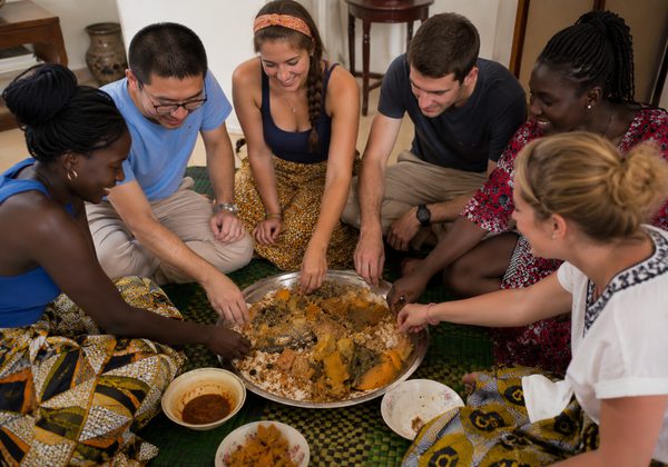 Repas en famille sénégalaise